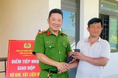 Người dân giao nộp cả trăm viên đạn quân dụng