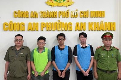 Bắt 3 thanh niên giả cảnh sát hình sự cưỡng đoạt tiền người đi xe máy ở TP.HCM