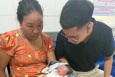 Xót xa bé trai còn nguyên dây rốn bị bỏ rơi trước chùa ở Huế