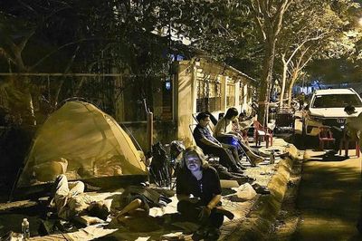 Người dân mang chăn màn mua hồ sơ dự án NOXH CT-02, Công an Khánh Hòa giám sát