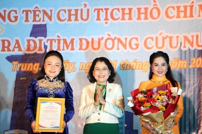 Văn nghệ chào mừng 50 năm Thành phố mang tên Bác tại phường Trung Mỹ Tây