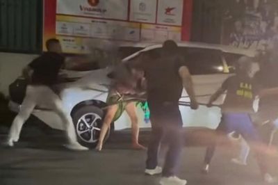 Gã đàn ông xăm trổ vô cớ chém người phụ nữ đi đường, gây thương tích cho cảnh sát