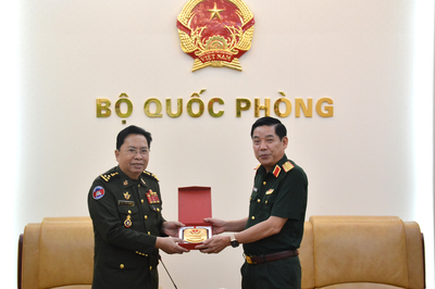 Thượng tướng Nguyễn Văn Gấu tiếp Phó tổng thư ký Bộ Quốc phòng Campuchia