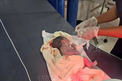 Sản phụ sinh con trên xe được quân y cấp cứu kịp thời