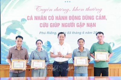 Khen thưởng đột xuất 5 cá nhân dũng cảm cứu người gặp nạn do mưa lũ