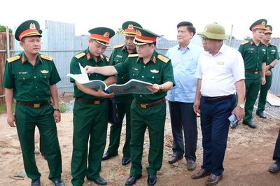 Quân khu 5 kiểm tra tiến độ xây nhà sinh hoạt cộng đồng ở Đắk Lắk