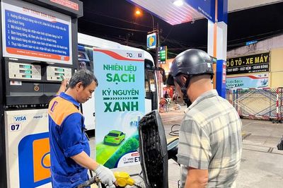 Giá xăng giảm mạnh gần 1.500 đồng/lít