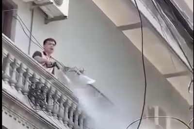 Công an xác minh vụ người đàn ông xịt nước vào thợ đang làm việc trên cao