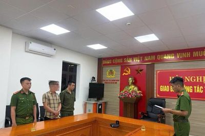 Khởi tố người đàn ông sử dụng chứng chỉ giả để hành nghề lái máy xúc