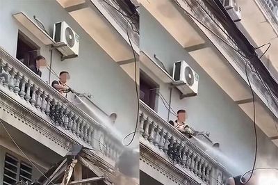 Công an vào cuộc xác minh người đàn ông xịt nước vào thợ đang tháo dỡ công trình
