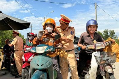 Trao tặng 2.000 mũ bảo hiểm đạt chuẩn cho người dân