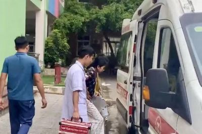 Học sinh vừa phẫu thuật ruột thừa được xe cứu thương đưa đến điểm thi lớp 10