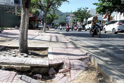 Vỉa hè đường Võ Thị Sáu bị sụt lún