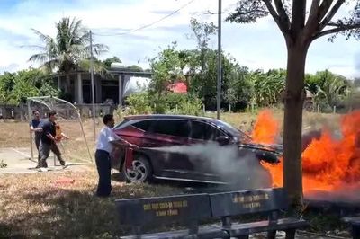 Cháy xe ô tô khi đi dự đám cưới ở xã Đông Trạch