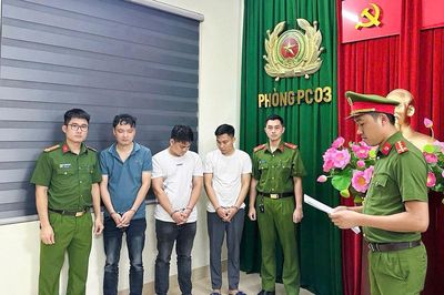 Khởi tố 3 đối tượng tiêu thụ hàng nghìn điện thoại Samsung giả trên toàn quốc