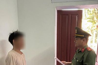 Dùng dao chém ngón tay bạn, nam thanh niên bị khởi tố tội sử dụng vũ khí quân dụng