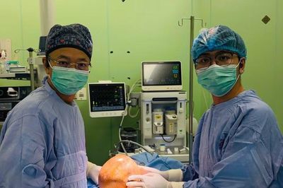 Ngại không đi khám sớm, người phụ nữ chịu đựng khối u vú nặng gần 4kg