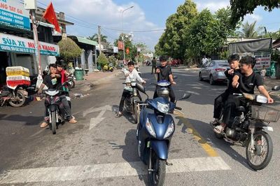 Mang hung khí 'giải quyết' sau trận bóng, 9 người bị khởi tố