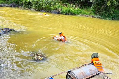 Phát hiện thi thể nam giới trôi trên suối ở Lâm Đồng