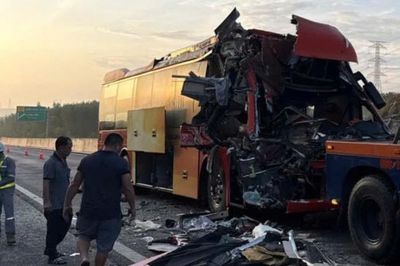 Một người nguy kịch sau vụ xe khách đâm xe container trên tuyến cao tốc Phan Thiết - Dầu Giây