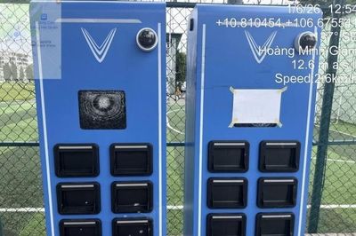 Đập một tủ pin và cách ta ứng xử với doanh nghiệp lớn