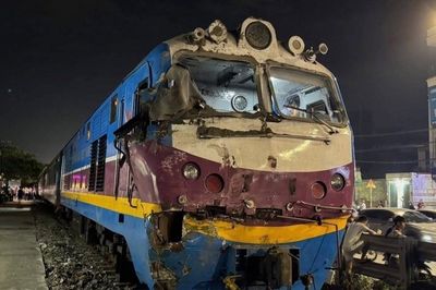 Nguyên nhân vụ tàu hỏa húc văng xe tải chở cát