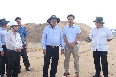 Phó Chủ tịch UBND tỉnh An Giang Ngô Công Thức kiểm tra công trình trọng điểm trên địa bàn tỉnh tại xã Tây Yên