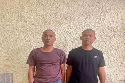 Nhét phong bì vào xe ô tô của công an để xin 'không khởi tố', hai đối tượng bắt vì đưa hối lộ