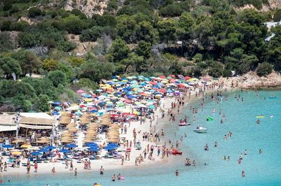 Bãi biển nổi tiếng ở Italia gây tranh cãi vì cấm người 10-65 tuổi dùng dù che nắng