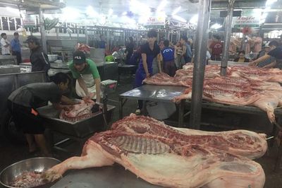 Giá heo hơi hôm nay, 10-6: Thịt heo chợ đầu mối giảm đến 10 giá