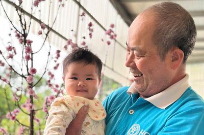 Trở về từ 'cửa tử' sau ca ghép phổi, người đàn ông vỡ òa ngày bế cháu nội
