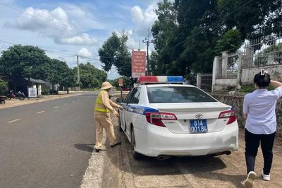 CSGT Gia Lai dùng xe chuyên dụng hỗ trợ nữ sinh quên giấy báo dự thi