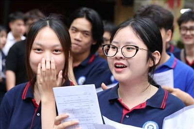 Thi tốt nghiệp THPT 2026: Thí sinh phấn khởi hoàn thành ngày thi đầu tiên