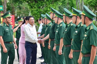 Phó Chủ tịch UBND tỉnh An Giang Ngô Công Thức thăm các đồn biên phòng
