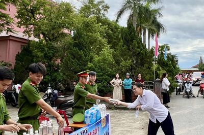 Tuổi trẻ Công an tỉnh ra quân 63 đội hình tình nguyện 'Tiếp sức mùa thi'