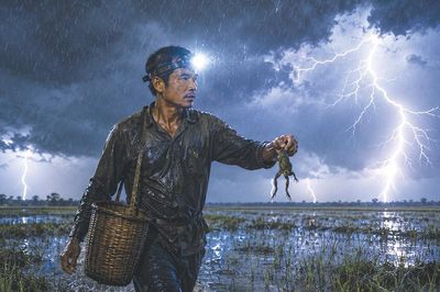 Trong màn mưa mùa hạ…