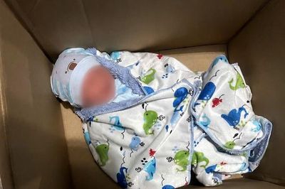 Bé sơ sinh bị bỏ trong thùng giấy trước cửa nhà dân ở TPHCM