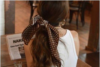 Một chiếc khăn lụa, nhiều cách mặc đẹp: Bí quyết giúp outfit trông có gu hơn hè 2026