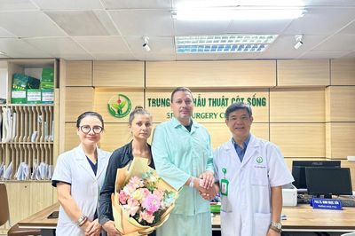 Khách Tây chọn phẫu thuật cột sống tại Việt Nam, 1 ngày đã được xuất viện