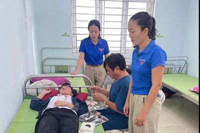 Thí sinh nén đau để tham gia kỳ thi Tốt nghiệp THPT 2026