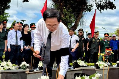 Phó Thủ tướng Hồ Quốc Dũng dự lễ truy điệu, an táng 18 hài cốt liệt sĩ hy sinh tại Campuchia