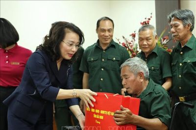 Tặng quà cho người có công dịp kỷ niệm 79 năm Ngày Thương binh - Liệt sĩ