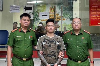 Hà Nội: Nam thanh niên cầm điếu cày đánh người giữa phố bị bắt