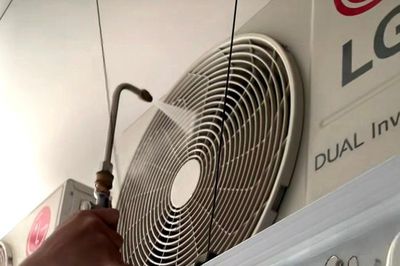 Vệ sinh điều hòa mùa cao điểm, thợ làm không xuể, khách 'mòn mỏi' chờ lịch