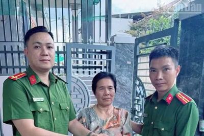 Người dân Khánh Hòa tự nguyện giao nộp cá thể rùa núi vàng cho công an