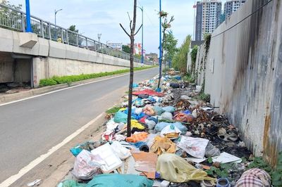 Rác thải tràn lan bên cầu Nam Lý