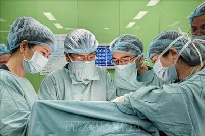 Phẫu thuật thành công khối u nặng 1,1kg cho bé gái 2 ngày tuổi