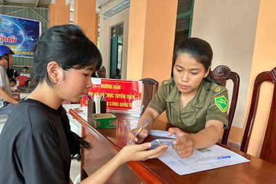 Khi phụ nữ trở thành điểm tựa an ninh cơ sở