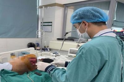 Sau 3 tháng nằm ICU do biến chứng sản khoa, người mẹ trẻ bật khóc khi được ôm con trong tay