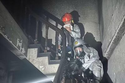 Công an Hà Nội kịp thời cứu 2 người mắc kẹt trong đám cháy